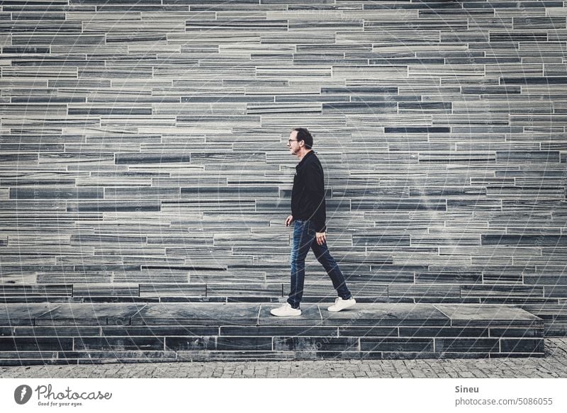 Mauergänger. Person männlich Mann Typ Erwachsener BestAger 50 plus 45-60 Jahre Spaziergang zu Fuß gehen laufen Ausflug Rundgang Wand zugemauert mauerwerk