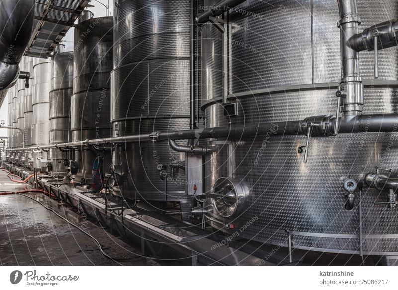 Stahltanks für die Weingärung in einer modernen Weinkellerei. Große Brauereisilos für Gerste oder Bier Reihe Tanks Fermentation Weingut groß Silos Speicherung