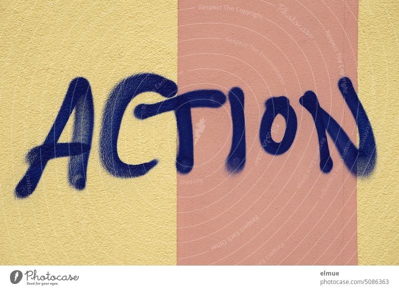 ACTION steht in blauer Druckschrift an einer zweifarbigen Wand action Aktion spannend Handlung Tat Bewegung Kampfszene Graffiti Schmiererei Sachbeschädigung