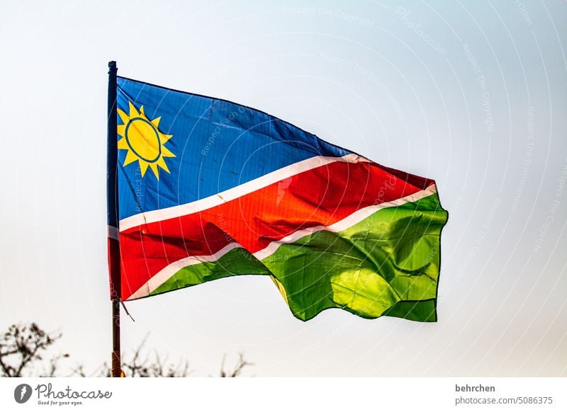 bedeutend windig wehen Nationalität Nationalflagge nationalbewusstsein Fahne Himmel Fernweh Namibia Afrika bunt wichtig Bedeutung symbol flattern