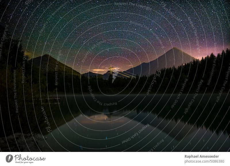 Nacht Himmel Reflexion im See Urisee mit Alpen im Hintergrund urisee Reutte Österreich Stern Sternenlicht Berge u. Gebirge Raum Astro Astronomie schön blau