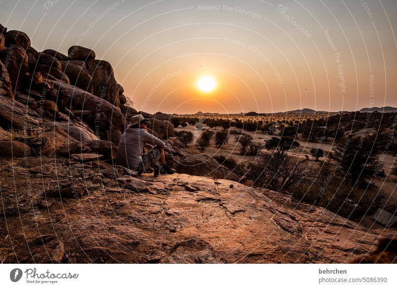 genießer träumen fantastisch Dämmerung kitschig Kitsch Romantik romantisch Mann Wildnis Felsen Damaraland Sonnenuntergang Außenaufnahme Afrika Namibia