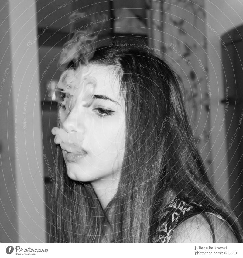 junge Frau atmet Rauch aus Junge Frau Porträt feminin Erwachsene Jugendliche Mensch 1 18-30 Jahre schön langhaarig Innenaufnahme Raucher Tabakwaren rauchen