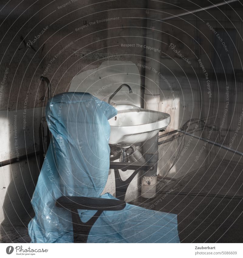 Schreibtischstuhl, mit Plastiktüte verkleidet, vor Waschbecken, erweckt den unheimlichen Eindruck einer verhüllten Person Stuhl Plastiksack Verbrechen