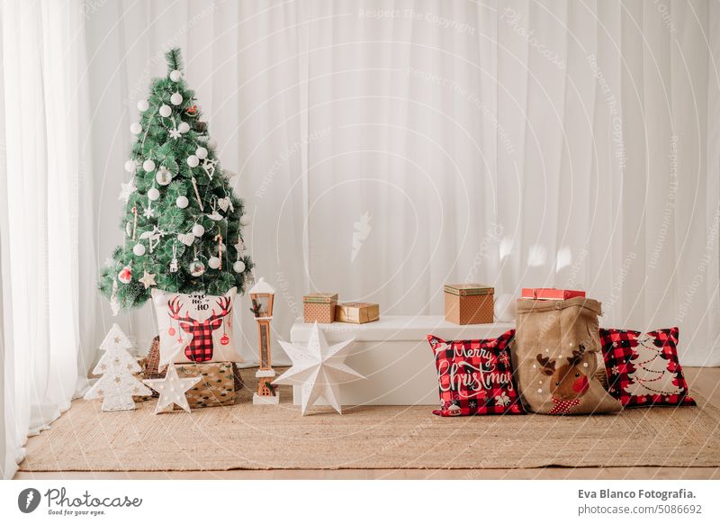 Nahaufnahme der schönen Weihnachtsdekoration zu Hause, Weihnachtsbaum, Geschenke und Ornamente Weihnachten Dekoration & Verzierung niemand im Innenbereich