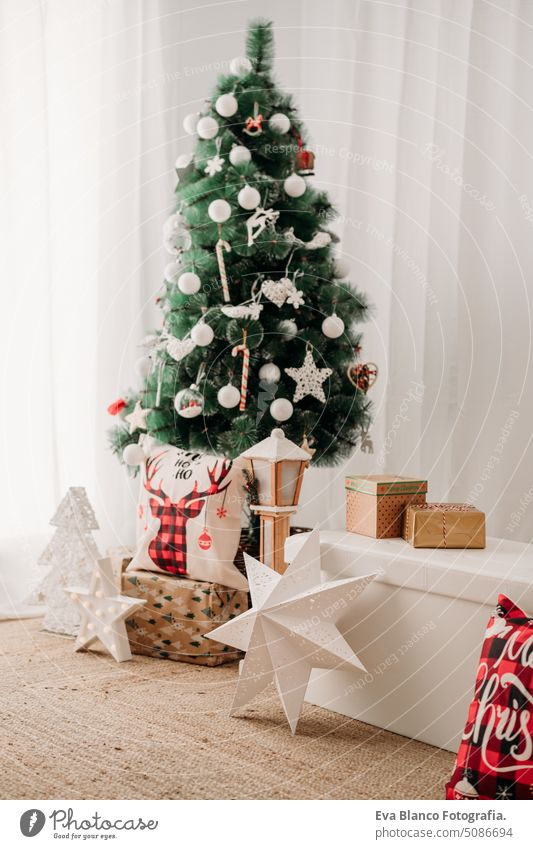 schöne Weihnachtsdekoration zu Hause, Weihnachtsbaum, Geschenke und Ornamente Weihnachten Dekoration & Verzierung niemand im Innenbereich Dezember Rentier