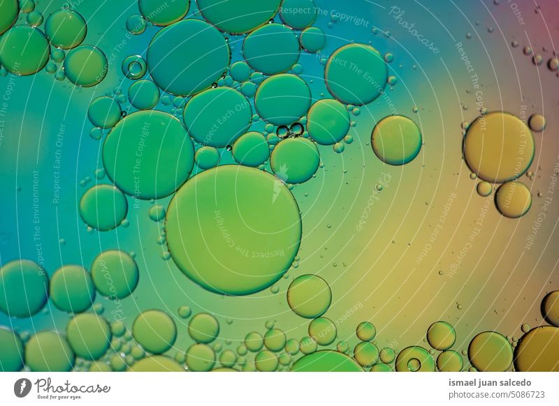Ölkreise auf dem Wasser, abstrakte Hintergründe kreisen Kreise Kreismuster Formen Kugel Tropfen Farbe Farben farbenfroh mehrfarbig texturiert Hintergrund Muster