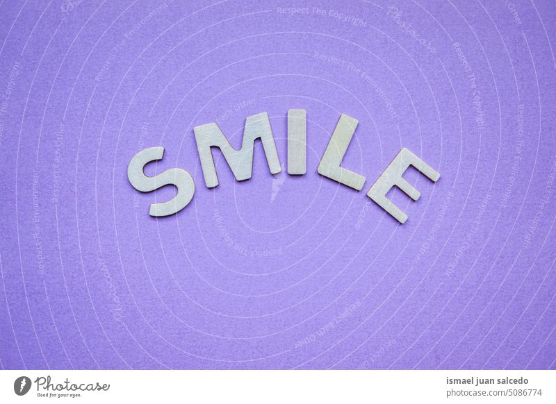 Lächeln Wort auf de lila Hintergrund, Gefühle und Emotionen Briefe Glück Fröhlichkeit Aushang Nachricht es abschicken positiv Positivität Gruß jubelt Text