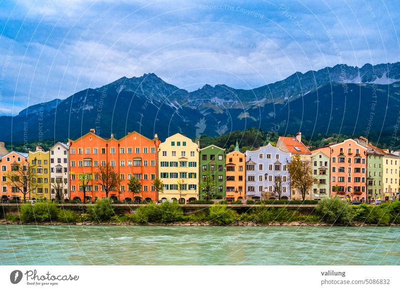 Farbenfrohe Architektur in Innsbruck, Österreich Alpen alpen berge Europa Europäer Gastwirtschaft Gasthaus Fluss tirol Anziehungskraft Österreicher Hintergrund