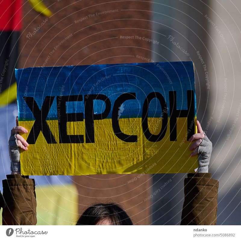 Frauenhände halten ein Plakat mit der Aufschrift Kherson protestieren abstützen Ukraine Krieg Symbol Ukrainer Konzept Patriotin Großstadt Nachricht