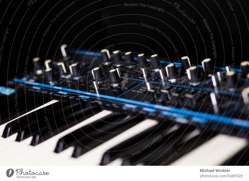 Synthesitzer in blau und schwarz Holzplatte Business Nahaufnahme Daten Detailaufnahme Gerät digital elektronisch elektronische Ausrüstung