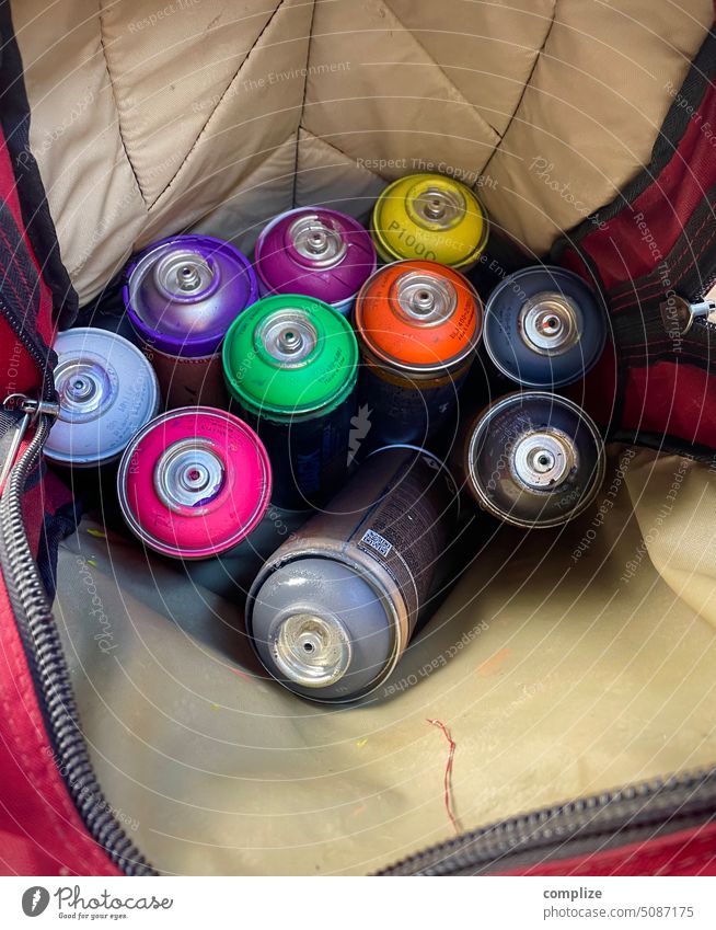 Spritzbesteck | Grafitty Spraydosen im Rucksack Graffiti bunt sprayen illegal Sortiment Farben ansprühen sprayer Sprayerei Farbdose