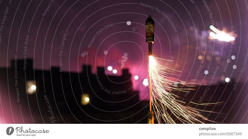 Silvester-Rakete Feuerwerk & Nacht Panorama 2022 Lichterscheinung Kunstlicht Außenaufnahme Langzeitbelichtung anzünden Partystimmung Fröhlichkeit 12