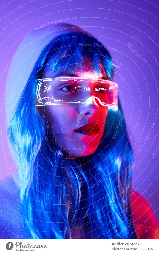 Futuristische Frau mit durchsichtiger Schutzbrille und virtuellem Bildschirm Model Innovation Hallo Technik cyber Porträt Gerät leuchten neonfarbig Zukunft