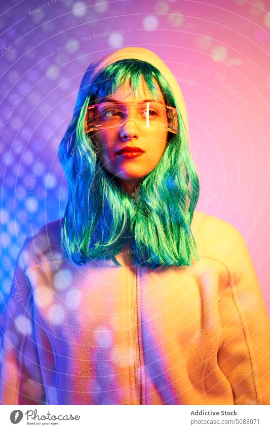 Futuristische Frau mit durchsichtiger Schutzbrille und virtuellem Bildschirm Model Innovation Hallo Technik cyber Porträt Gerät leuchten neonfarbig Zukunft