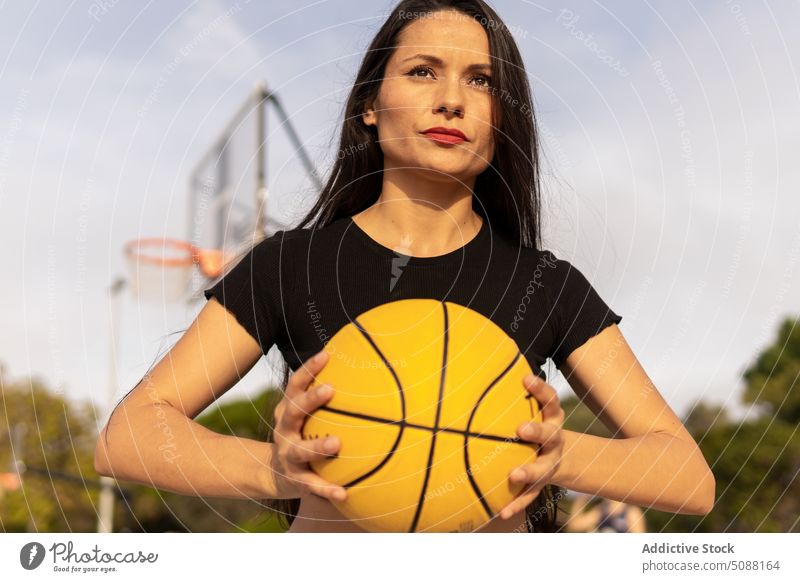 Sportlerin spielt Basketball auf dem Platz Frau werfen Ball spielen Streetball Spiel Training Hobby üben sportlich aktiv Energie Bestimmen Sie Gericht Athlet