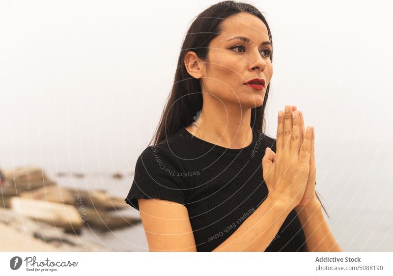 Meditierende Frau mit Namaste-Händen üben Yoga MEER Nebel Asana positionieren Übung Harmonie Fokus sportlich Windstille passen ruhig Pose gestikulieren