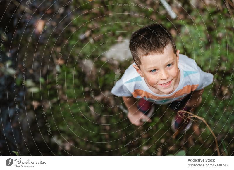 Glücklicher Junge, der in die Landschaft blickt Wochenende erkunden neugierig Lächeln froh Herbst Wald Natur Kind Kindheit lässig heiter Optimist tagsüber