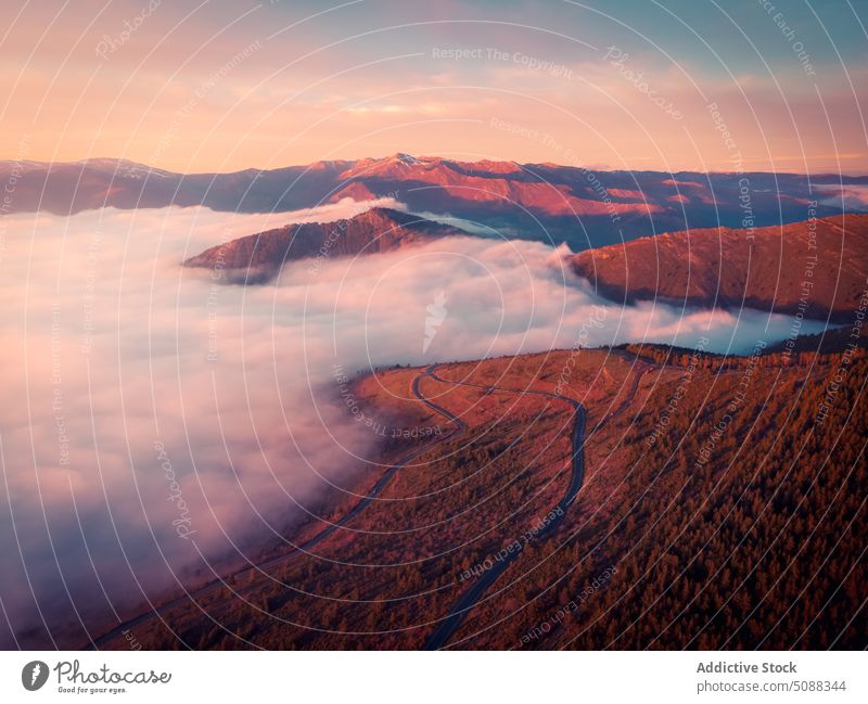 Hohe Bergkette im Nebel bei Sonnenuntergang Berge u. Gebirge Kamm hoch Cloud farbenfroh Natur Landschaft Ambitus majestätisch Umwelt Tal Himmel