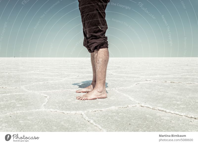 Mann steht barfuß in den Salzwiesen von Utah nackte Füße Salzwüste Beine männlich im Freien Hintergrund Fuß abschließen Mineral reisen Gesundheit Bolivien uyuni