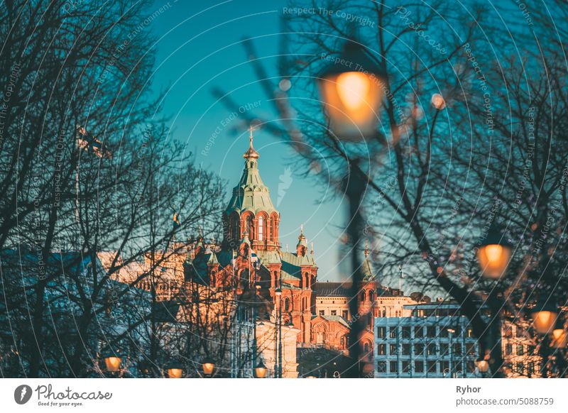 Helsinki, Finnland. Uspenski-Kathedrale auf einem Hügel am Wintermorgen. Rote Kirche ist beliebtes Touristenziel in der finnischen Hauptstadt. Architektur