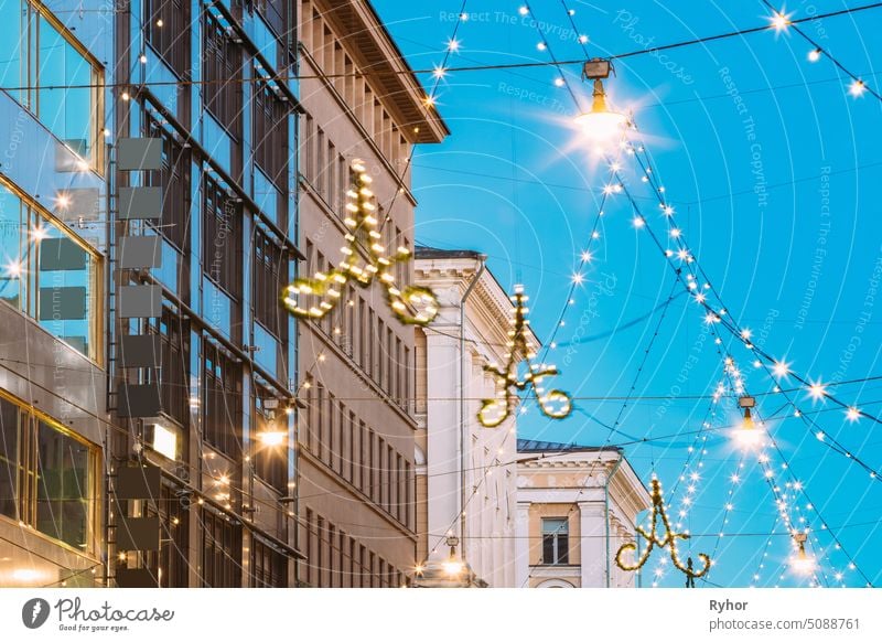 Helsinki, Finnland. Abend Weihnachten Weihnachten Neujahr Festliche Beleuchtung Hängend Auf Elektrische Drähte Auf Aleksanterinkatu Straße Feiertag Gebäude
