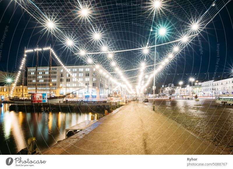 Helsinki, Finnland. Abend Nacht Festliche Weihnachten Weihnachten Neujahr Beleuchtungen auf dem Marktplatz Tourismus im Freien Großstadt berühmt niemand Stadt