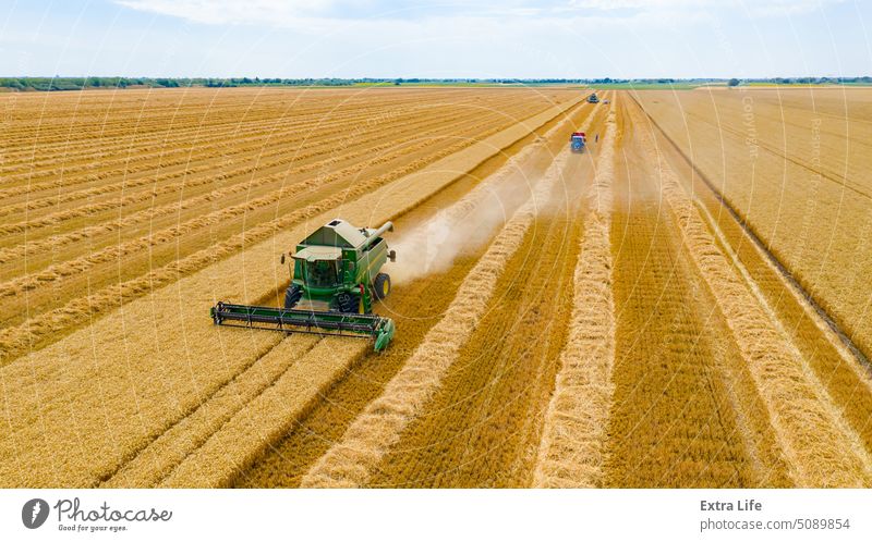 Blick von oben auf Mähdrescher, Erntemaschine, erntereifes Getreide Antenne Ackerbau Müsli Land Bodenbearbeitung geschnitten trocknen Staubwischen staubig