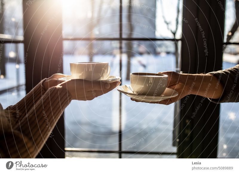 Kaffee Hand Morgenstimmung Kaffeehaus Kaffeetasse Kaffee zum Mitnehmen Kaffeezeit Kaffeepause Zeit für sich selbst Kaffeegetränk Zusammensein Morgensonne