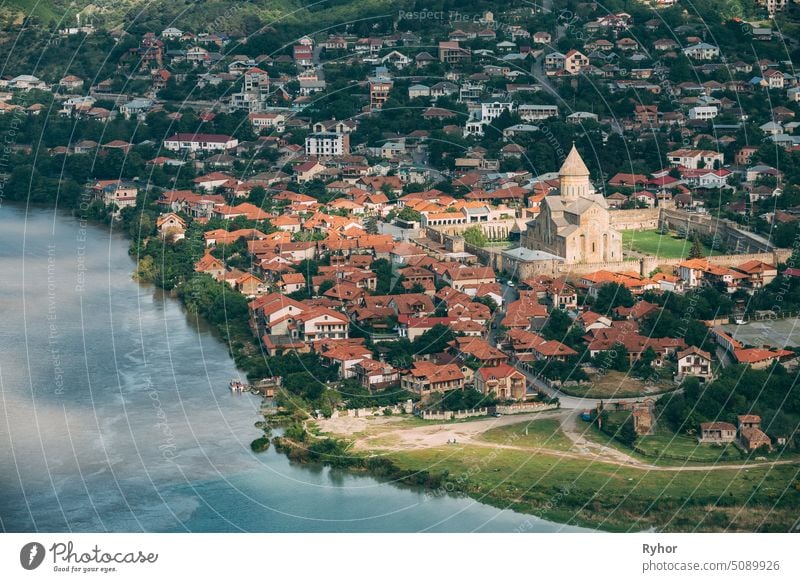 Mzcheta Georgien. Ansicht der antiken Stadt von oben malerisch Fluss berühmt historisch Stadtbild Kirche mtskheta Sightseeing Landschaft Architektur Kaukasus