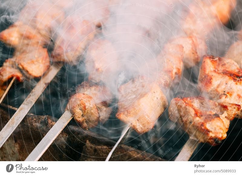 Gegrilltes Grillfleisch Schaschlik Schaschlik Schweinefleisch Grillen am Metallspieß Rindfleisch Mahlzeit Kaukasus schließen Essen zubereiten Grillrost rot