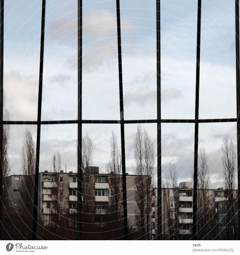 Guten Morgen Berlin, Du kannst so hässlich sein grau Plattenbau Winter trüb Architektur Gebäude trist Tristesse Stadt Hochhaus Beton urban Linie Fenster