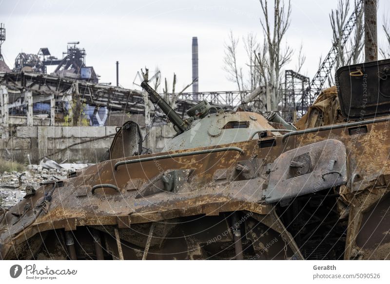 verbrannter Tank und zerstörte Gebäude des Werksverkaufs von Azovstal in Mariupol mariupol Russland Ukraine aussetzen Armee attackieren Filmriss gesprengt