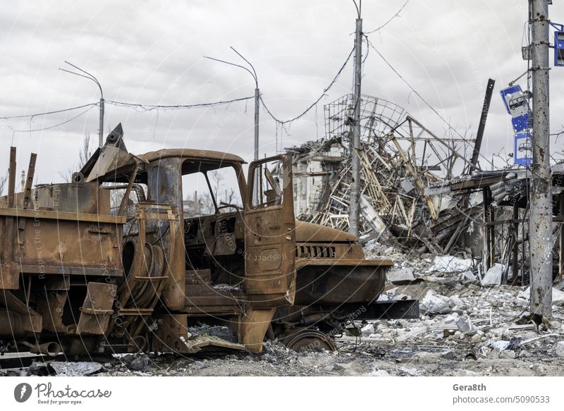 verbrannte Autos und zerstörte Gebäude in der Werkstatt des Azovstal-Werks in Mariupol mariupol Russland Ukraine aussetzen Armee attackieren Filmriss gesprengt