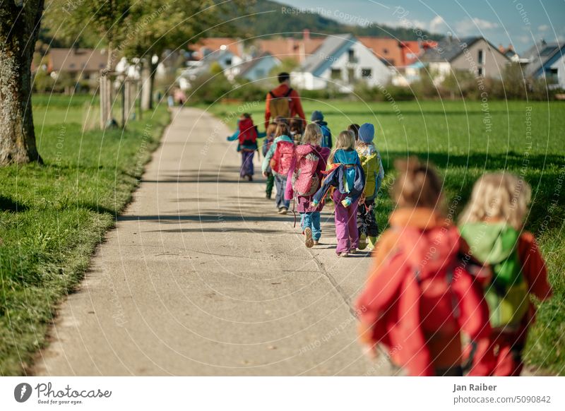 Ausflug Schule Klassenfahrt Waldtag Kinder Rucksäcke Rucksack Dorf Weg