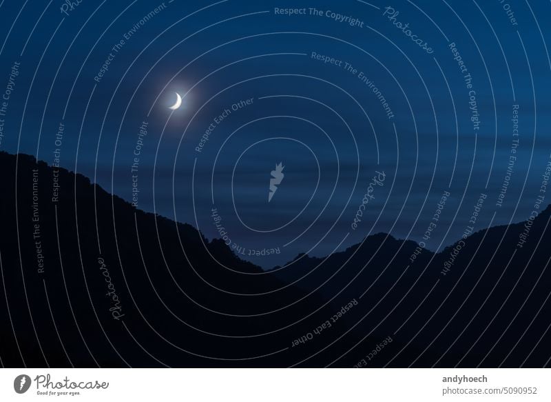 Der zunehmende Mond über den Bergen der Serra de Tramuntana abstrakt Astronomie schwarz hell sorgen Feier himmlisch kreisen Textfreiraum halbmondförmig dunkel