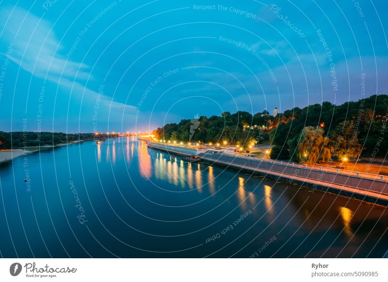 Scenic Evening View Of Sozh Fluss, beleuchtete Ufer, Park, Kathedrale in Gomel Homiel, Belarus Wahrzeichen niemand Stauanlage gelb Grünholz blau reisen Paul