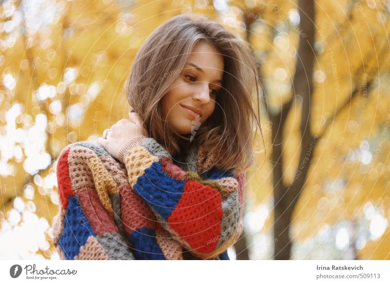 Ann Mensch Jugendliche Haare & Frisuren Gesicht Lippen 1 18-30 Jahre Erwachsene Natur Herbst Baum Blatt genießen Lächeln Blick Fröhlichkeit schön niedlich gelb