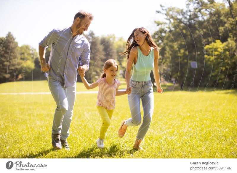Glückliche junge Familie mit niedlichen kleinen Tochter haben Spaß im Park an einem sonnigen Tag Erwachsener Rücken schön Kaukasier heiter Kind Kindheit Paar