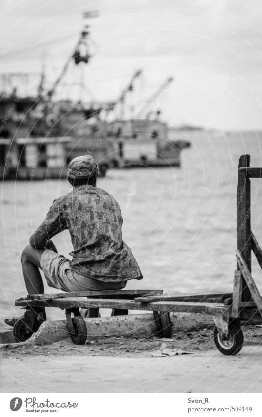 vom Meeresufer zum Horizont Mann Erwachsene 1 Mensch Küste Südchinesisches Meer beobachten Blick sitzen Gelassenheit Hoffnung Pause ruhig stagnierend