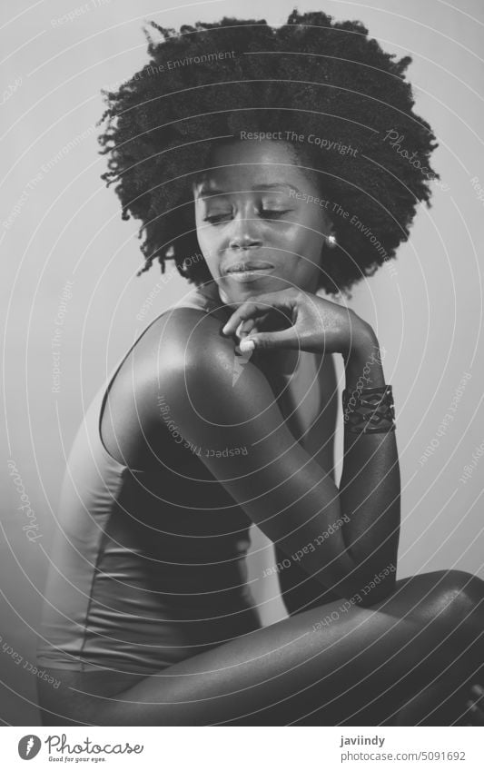 Schwarz-Weiß-Fotografie eines afroamerikanischen Modells unter Neonbeleuchtung Frau Kinn berühren sinnlich schlank Vorschein Body schwarz Afroamerikaner
