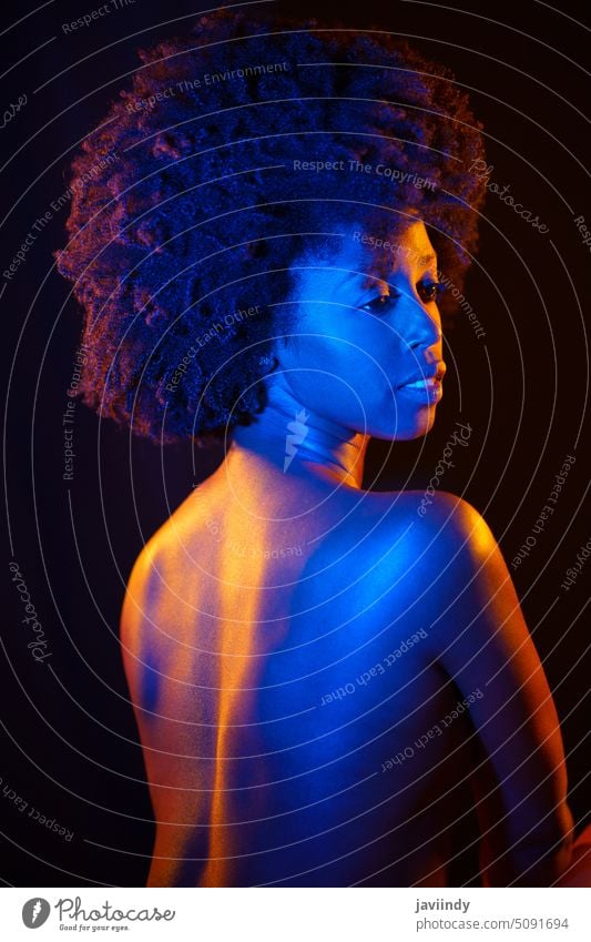 Nackte schwarze Frau unter Neonlicht sinnlich nackt neonfarbig leuchten Angebot oben ohne farbenfroh dunkel Model Afroamerikaner ethnisch krause Haare Afro-Look