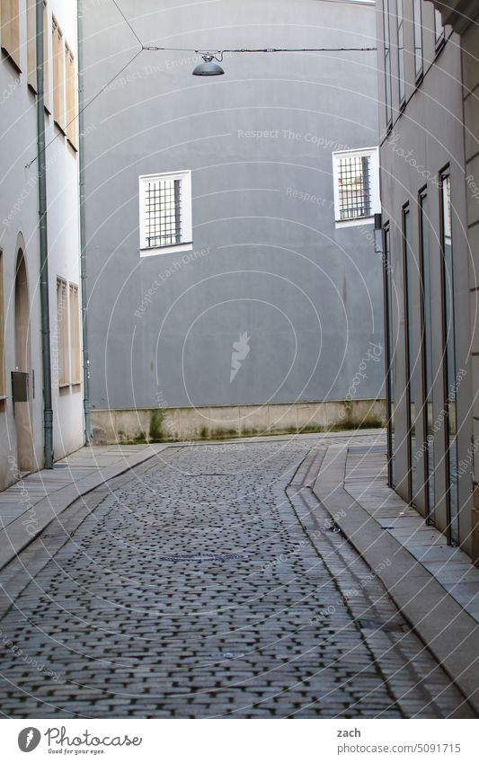 grau in grau | Altstadt Gasse Dorf Stadt Architektur Pflastersteine Fassade Wand alt Straße historisch Haus