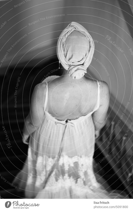 DER GROßE MOMENT.. Braut Schwarzweißfoto Brautkleid Rückenansicht ein schöner Rücken kann auch entzücken Kopftuch startklar Einsam Hochzeit Kleid Erwachsene
