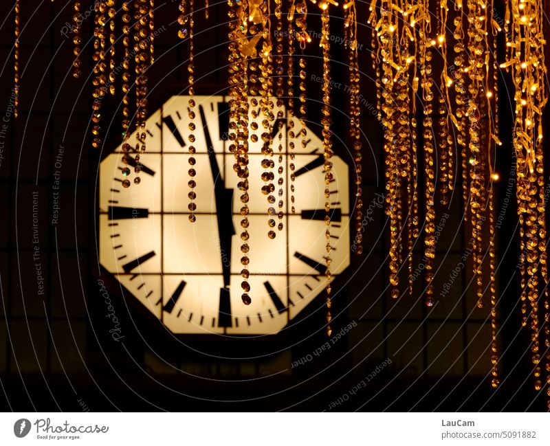 Kurz vor 6 - Zeit ist kostbar Uhr Uhrzeit Kristalle Uhrzeiger ticktack Zeiger Ziffernblatt Perlen Perlenformation glitzern glitzernd kurz vor 6 Ziffern & Zahlen