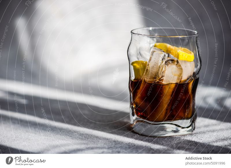 Glas Wodka und Martini-Cocktail Alkohol alkoholisch Zitrusfrüchte Cognac Kristalle Würfel trinken trocknen Eis Zitrone ruhen Schatten Scheibe Spirituosen