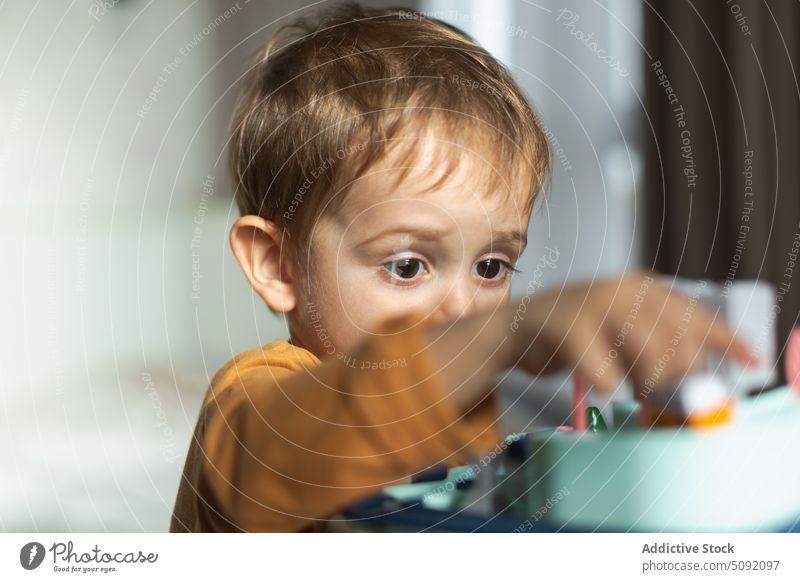 Niedlicher Junge spielt mit Spielzeug zu Hause Kind spielen Aktivität unterhalten Vorstellungskraft Interesse Windstille wenig Kindheit charmant bezaubernd