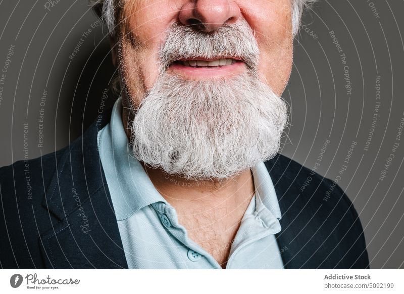 Älterer Mann lächelt im Studio Porträt Senior abschließen Ernte Menschliches Gesicht Studioaufnahme Mund Lächeln expressiv älter gealtert männlich klassisch