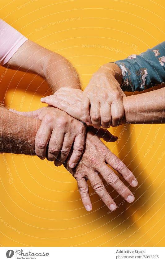 Crop alte Menschen halten die Hände berühren Hand Händchenhalten Liebe Partnerschaft schließen abstützen Einheit gealtert gestikulieren Vertrauen Solidarität