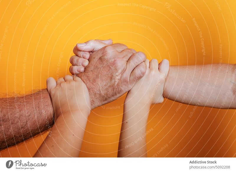 Crop-Multigenerationen, die sich an den Händen halten Menschen berühren Hand Händchenhalten generationenübergreifend Liebe Partnerschaft schließen abstützen